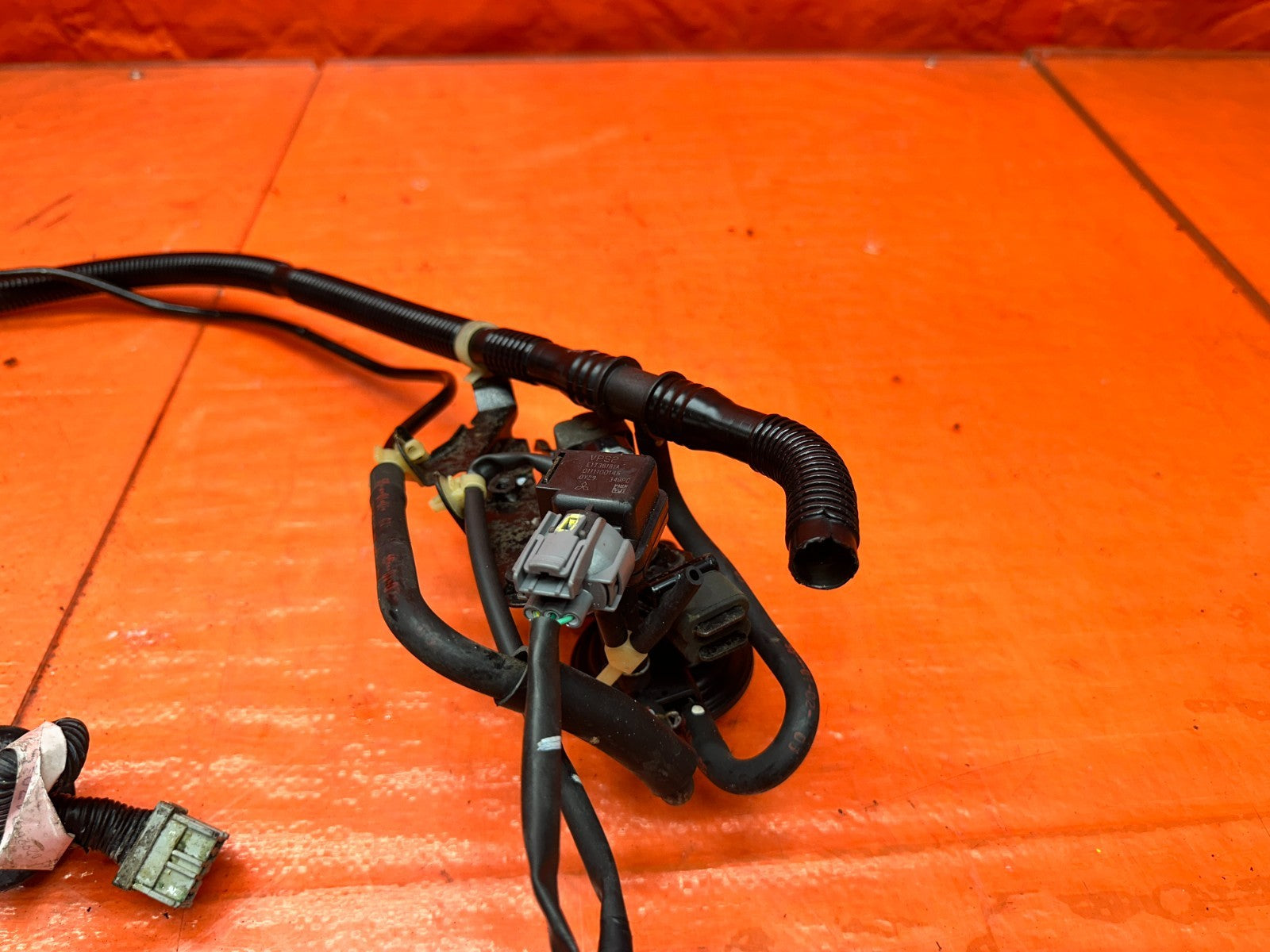 98 01 ACURA INTEGRA OVER VENT SHUT VALVE W/ ALL LINES AND HARNESS OEM 33112