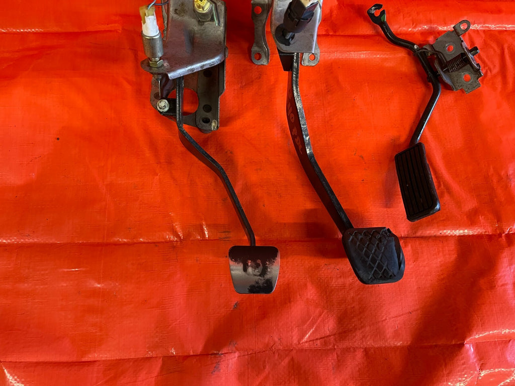 02 05 HONDA CIVIC SI 2.0 EP3   COMPLETE PEDAL SET GAS BRAKE CLUTCH PEDALS OEM   2