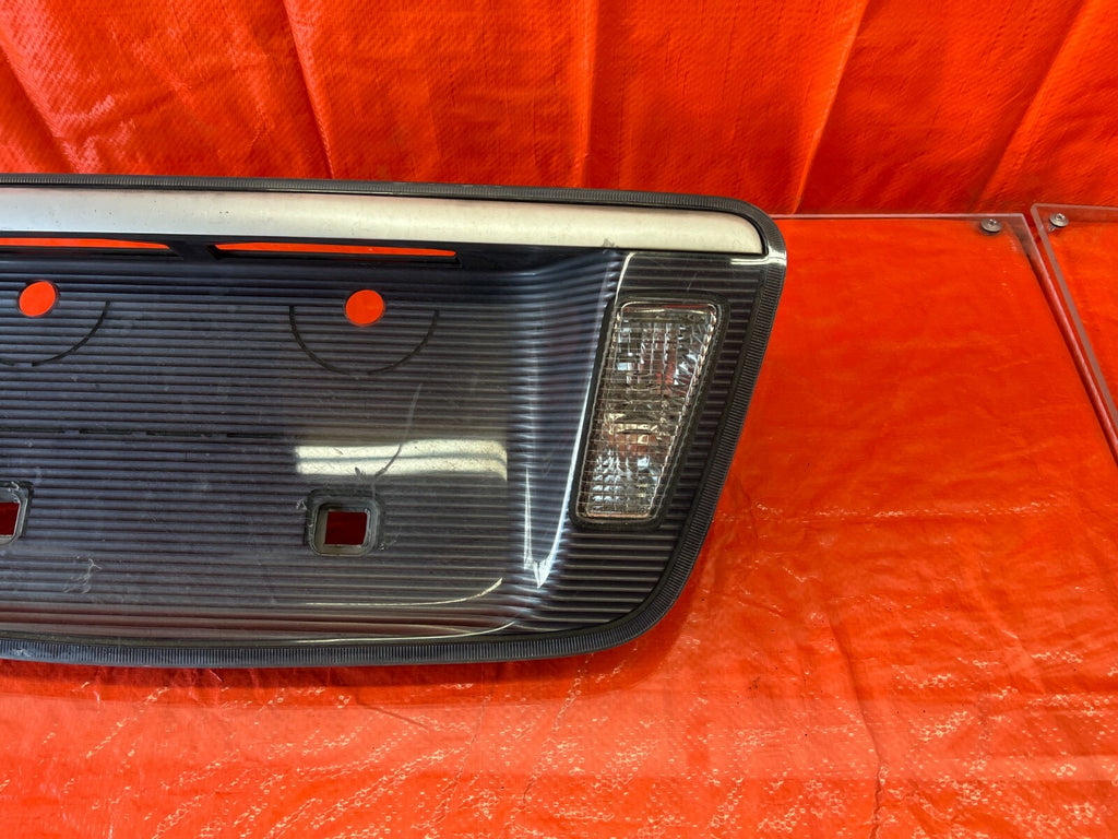 04 06 ACURA TL   REAR TRUNK LID LICENSE PLATE HOLDER TRIM W/ LIGHTS   OEM #1073
