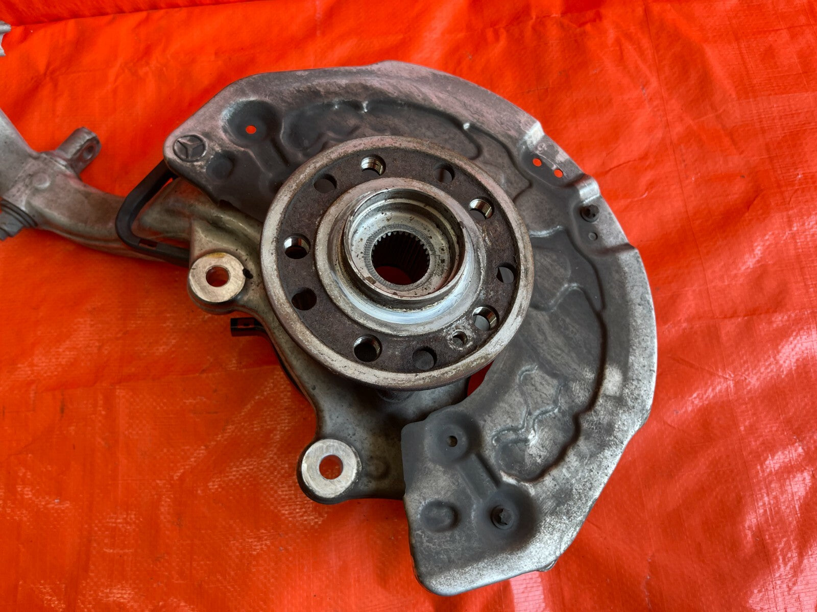 15 20 MERCEDES BENZ C300 4MATIC   PASSENGER RIGHT FRONT SPINDLE KNUCKLE HUB OEM 4