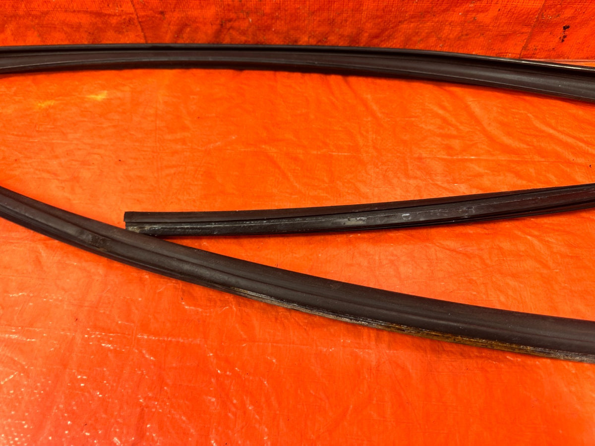 04-08 ACURA TSX - PASSENGER RIGHT FRONT WINDOW GLASS RUN CHANNEL - OEM #3042