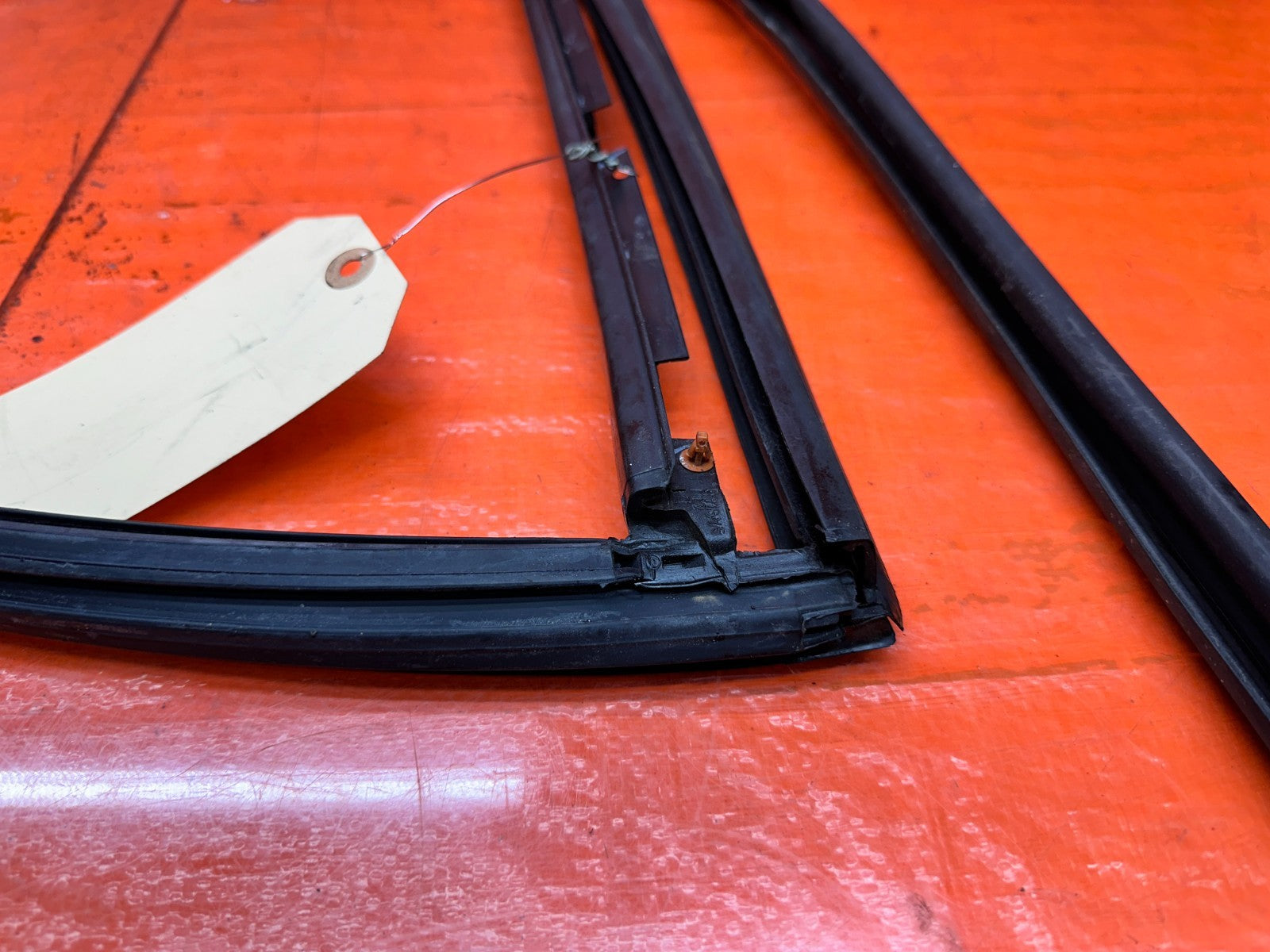 94 01 ACURA INTEGRA 2D LEFT DRIVER DOOR WINDOW RUN CHANNEL SEAL OEM #33115