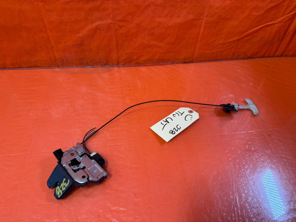 08 15 INFINITI G37 & Q60    2D COUPE   TRUNK LID LATCH LOCK ACTUATOR   OEM 3286