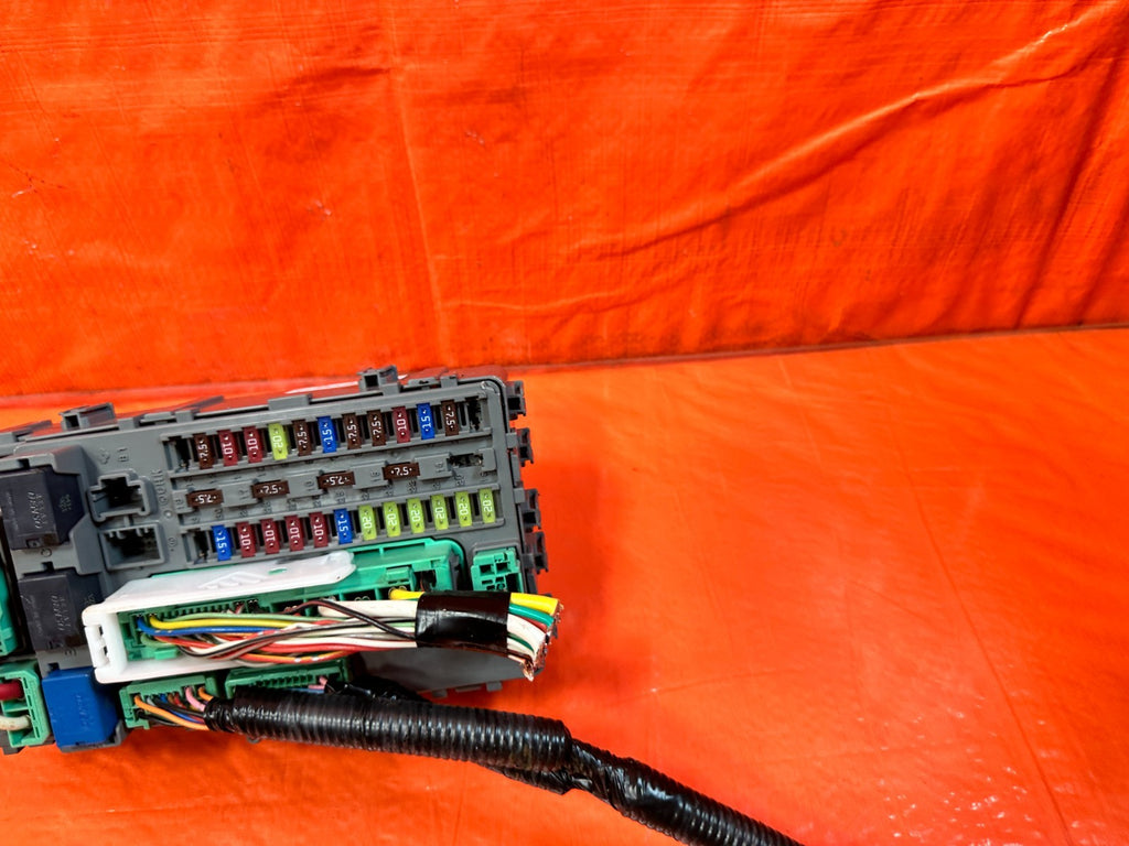 09 10 ACURA TSX 6 SPEED INTERIOR CABIN UNDER DASH FUSE BOX PANEL RIGHT SIDE 3212