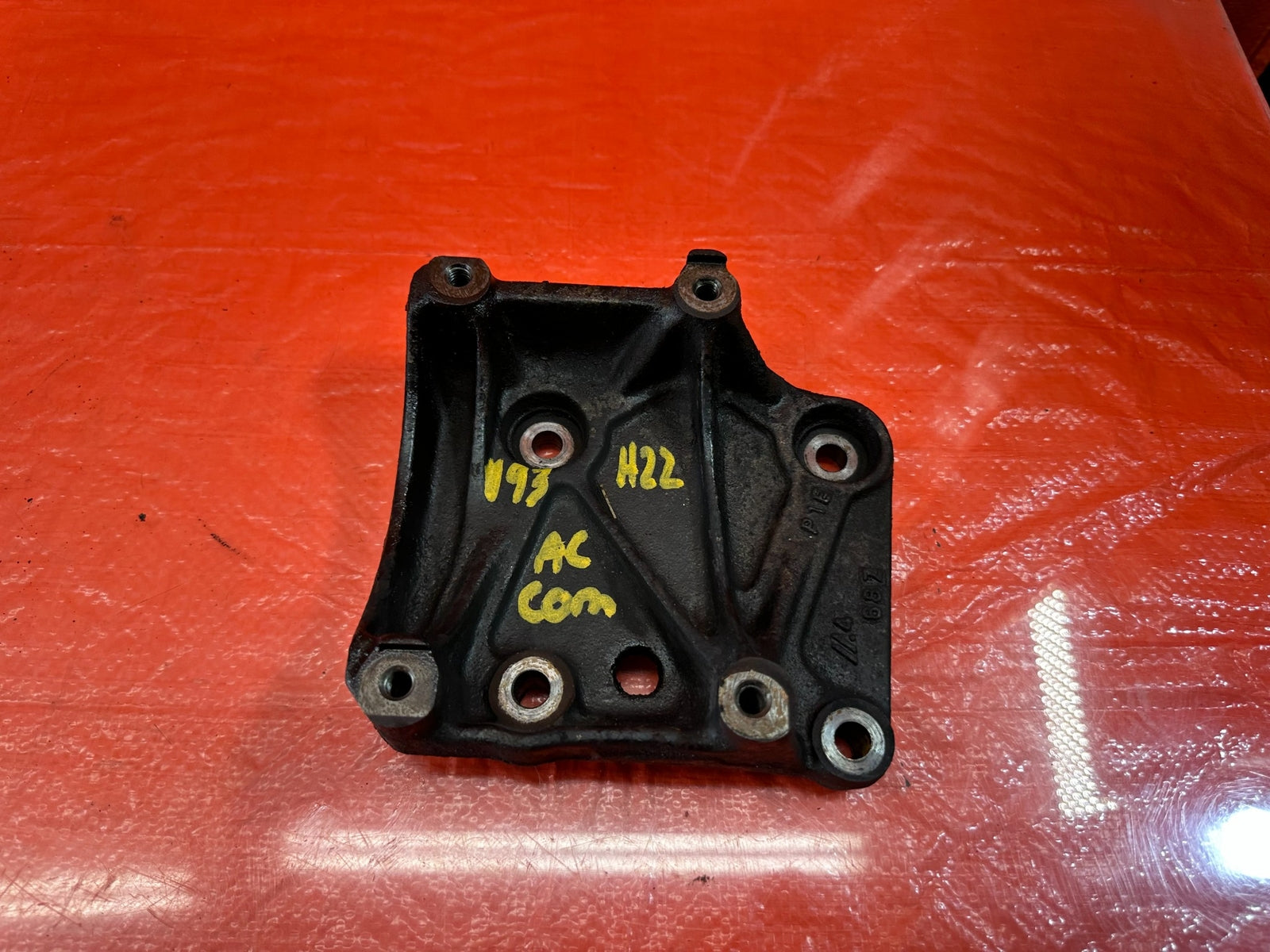 95 98 HONDA ODYSSEY   HVAC AIR CONDITIONING AC COMPRESSOR PUMP BRACKET   OEM 1930