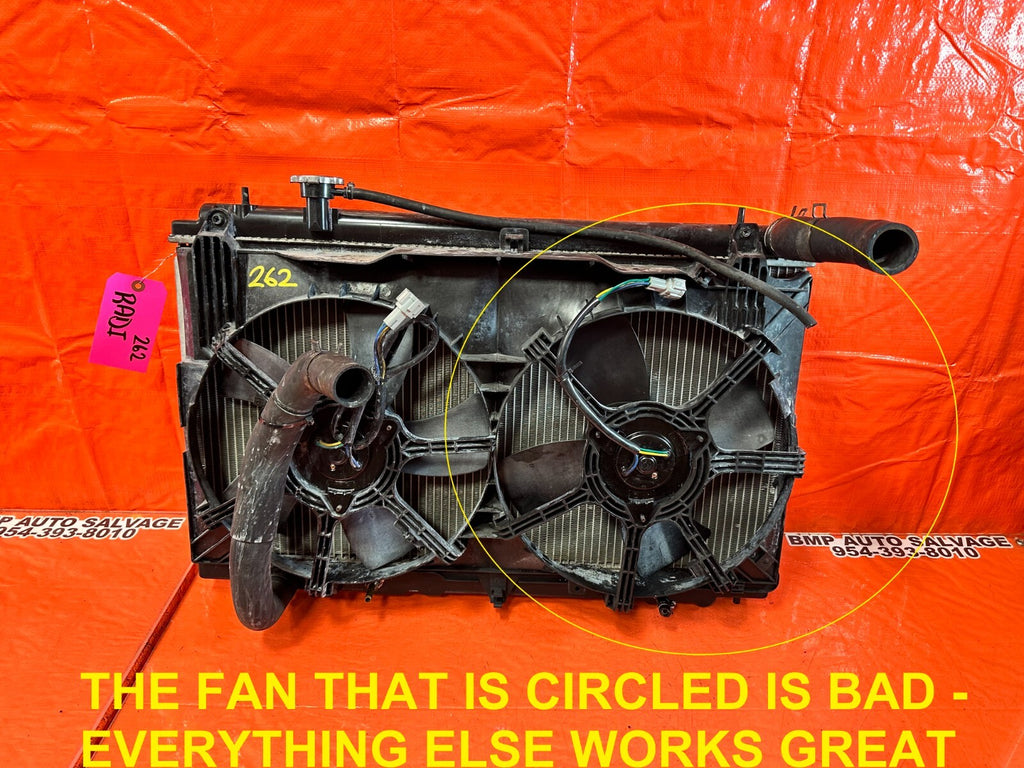 03 07 NISSAN 350Z   AUTOMATIC RADIATOR W/ FANS AND HOSES   1 FAN BAD THO OEM 2620