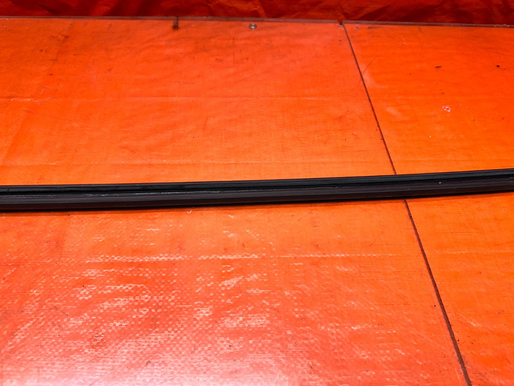94 01 ACURA INTEGRA COUPE RIGHT PASSENGER DOOR UPPER GLASS WEATHERSTRIP #33113