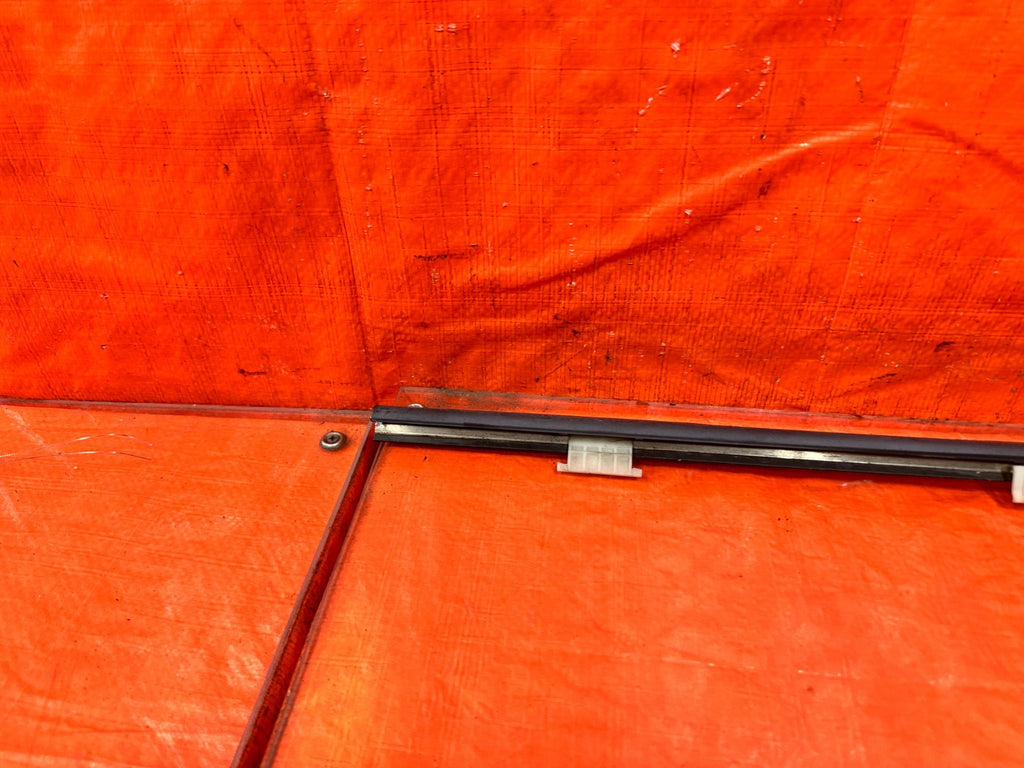 02 05 HONDA CIVIC SI EP3 HATCH   RIGHT FRONT EXTERIOR WINDOW GLASS TRIM OEM #3083