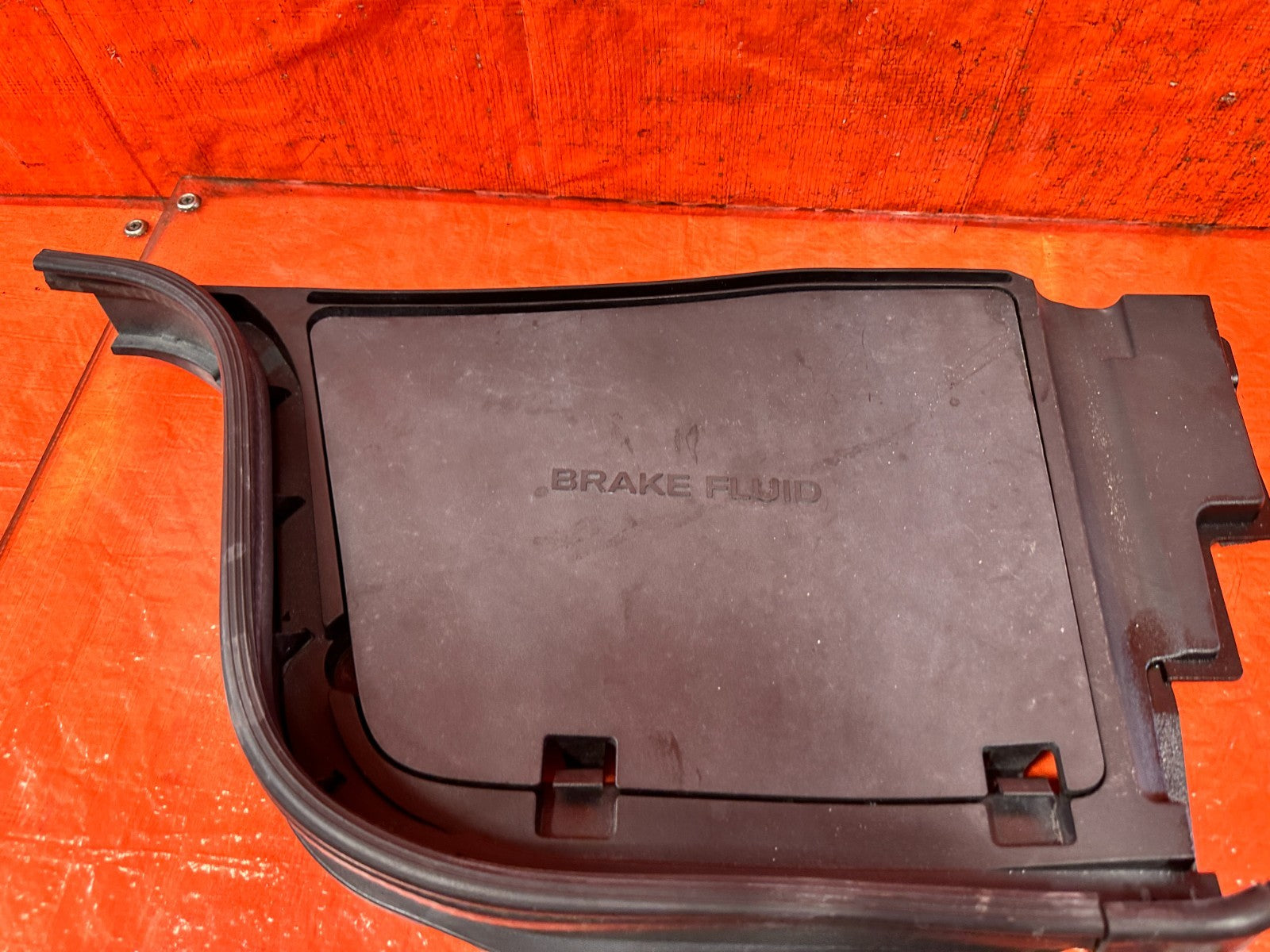 08 15 INFINITI G37 COUPE & CONVERTIBLE   BRAKE FLUID COVER PLASTIC TRIM OEM 3205