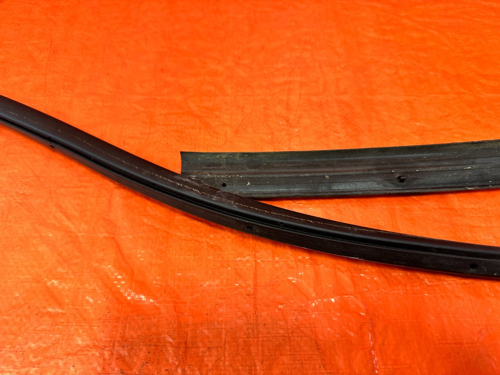 08 15 INFINITI G37 & Q60 2D COUPE RIGHT DOOR MOUNTED WEATHER STRIP OEM 32910