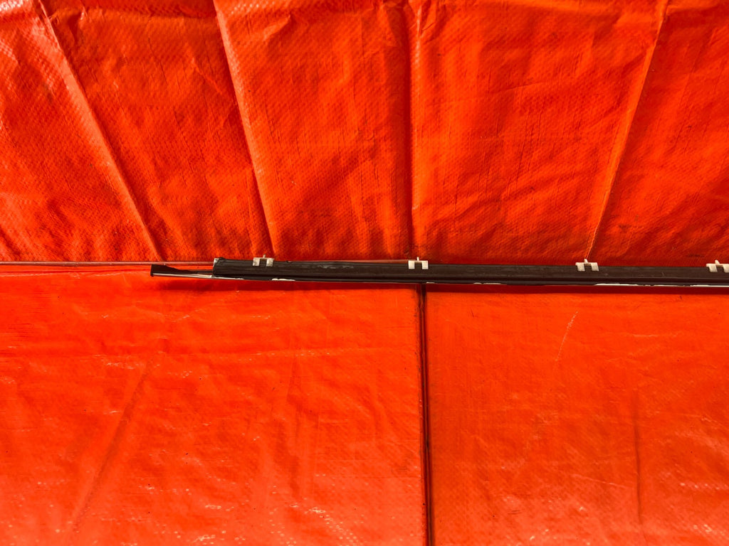 90 93 ACURA INTEGRA   RIGHT FRONT EXTERIOR WINDOW GLASS TRIM   OEM FACTORY #16011