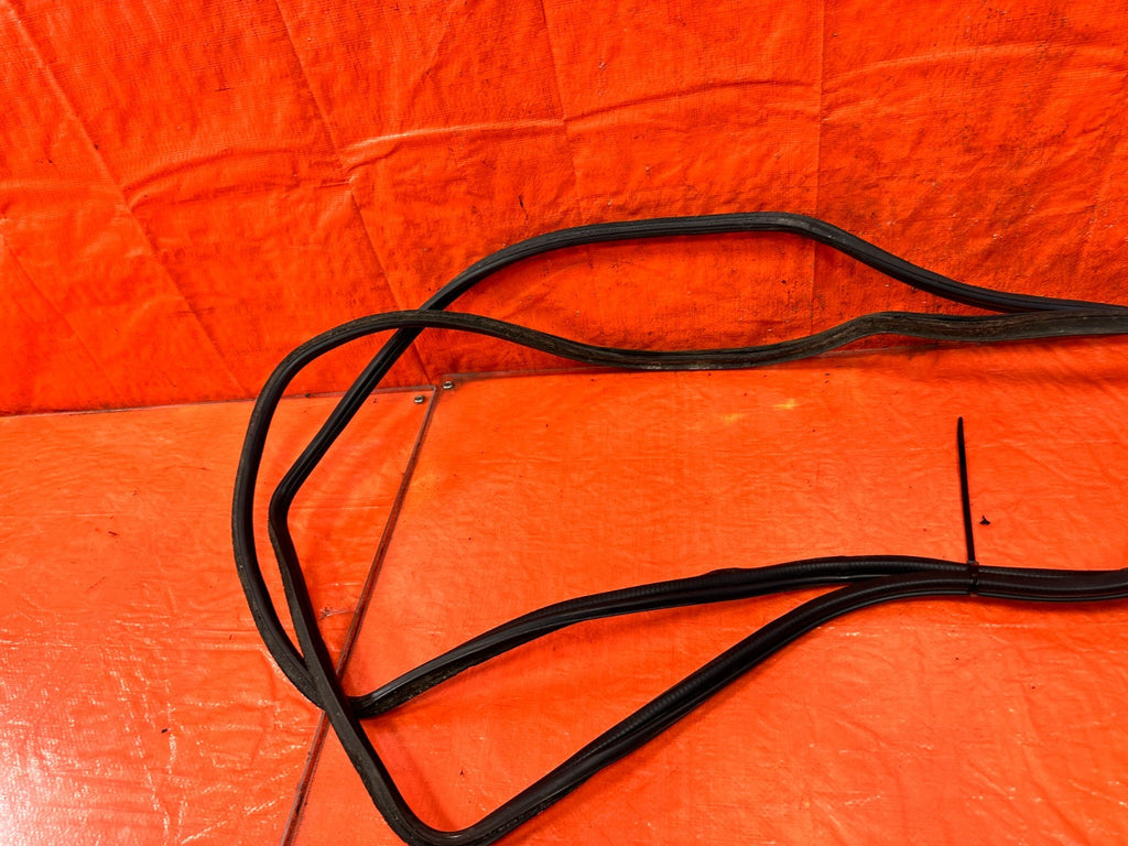 90 91 HONDA CIVIC HATCHBACK   LEFT & RIGHT  QUARTER GLASS WEATHER STRIP OEM 3176