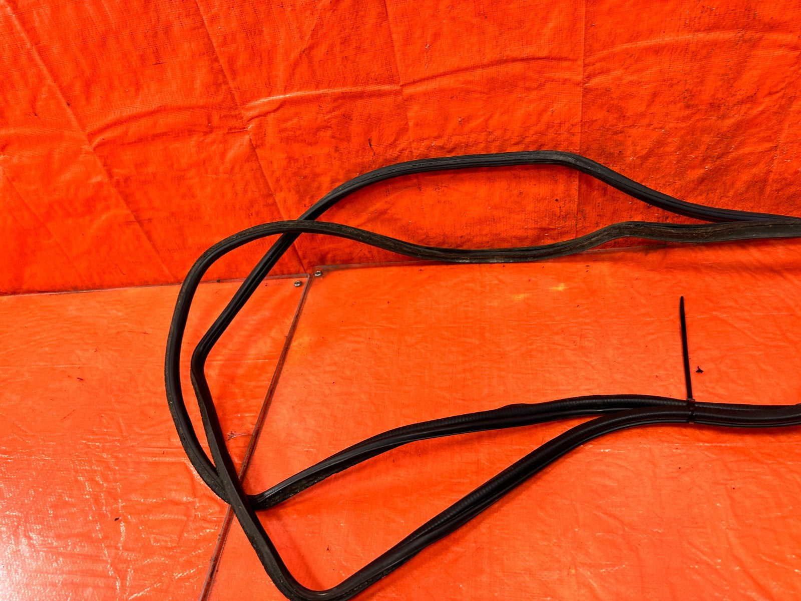 90 91 HONDA CIVIC HATCHBACK   LEFT & RIGHT  QUARTER GLASS WEATHER STRIP OEM 3176