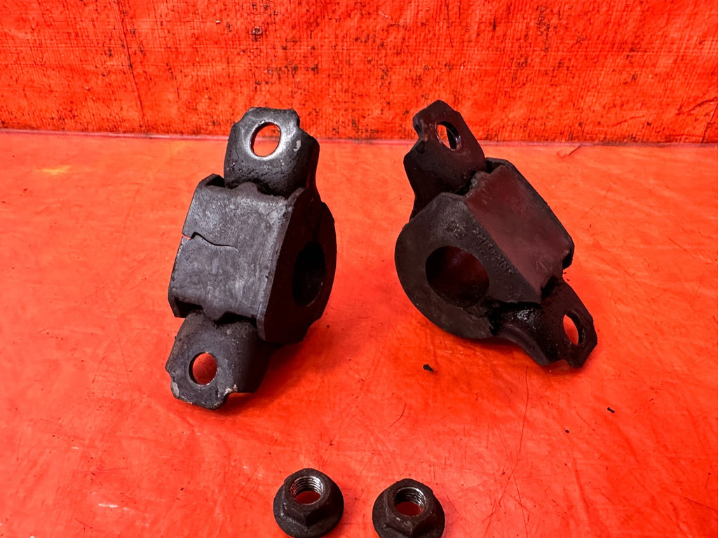08 15 INFINITI G37 Q60   FRONT SWAY BAR MOUNTING BRACKETS LEFT RIGHT OEM #3295