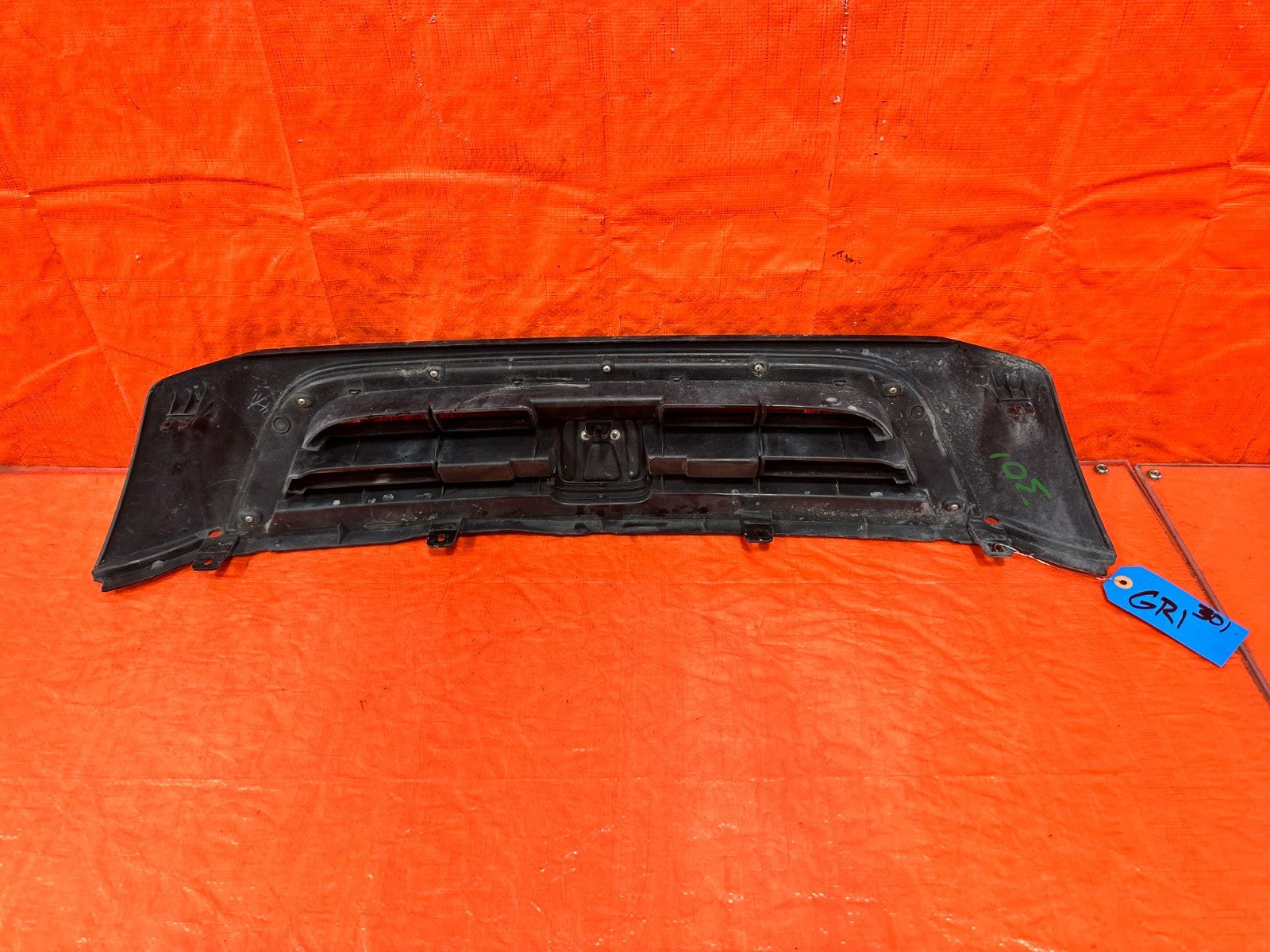 97 01 HONDA CR V CRV   FRONT BUMPER GRILLE ASSEMBLY    OEM FACTORY OE #3015