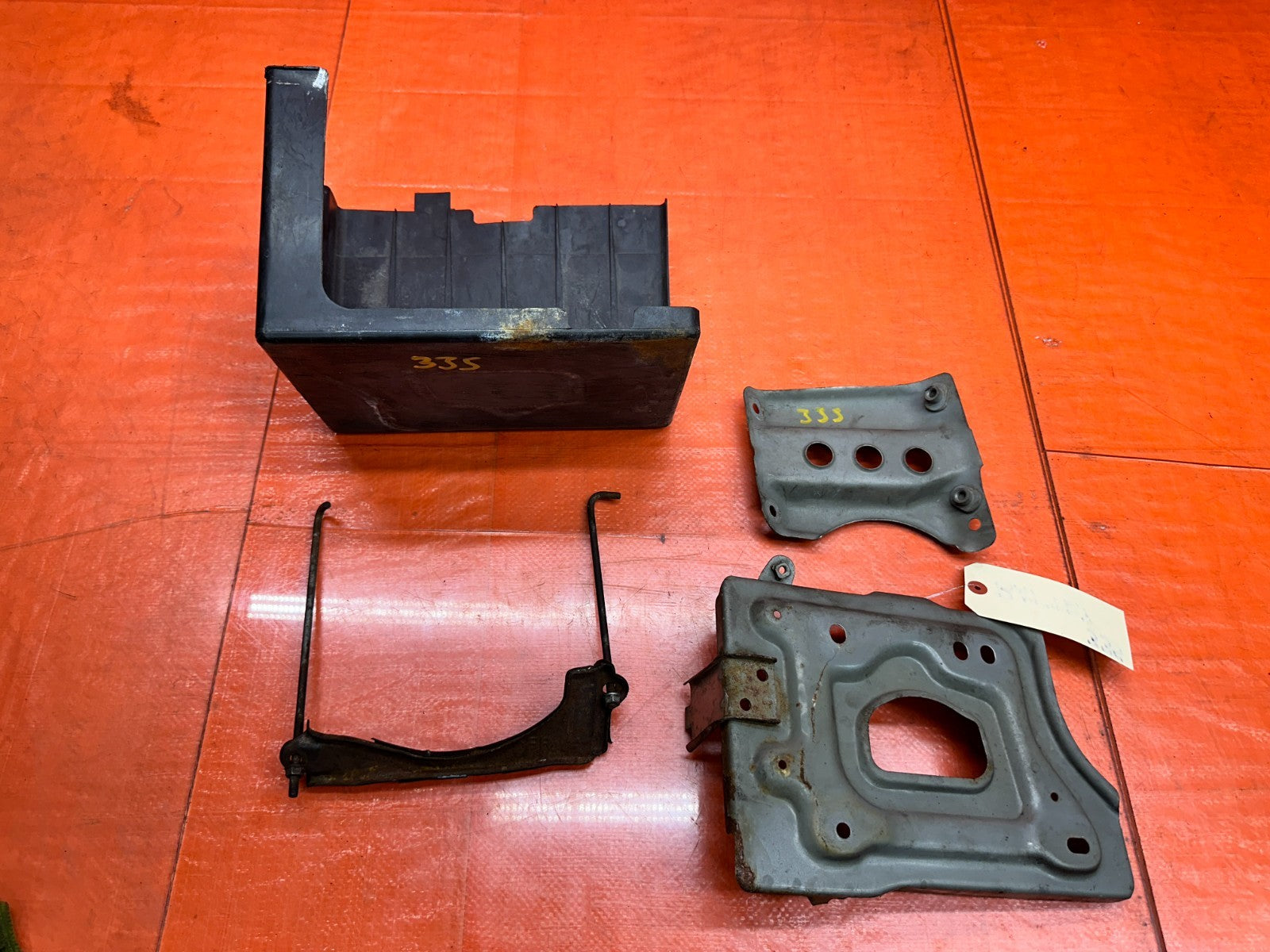 97 01 HONDA PRELUDE 2.2L BATTERY TRAY HOLD DOWN MOUNT BRACKET BASE OEM #3358