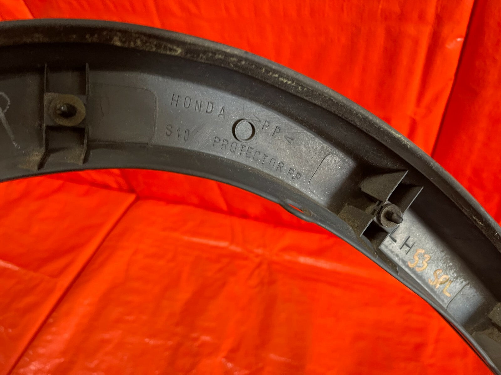 97 01 HONDA CR V CRV   DRIVER LEFT REAR   OVER FENDER TRIM PLASTIC   OEM OE9