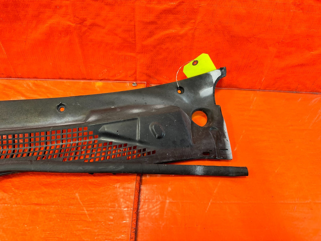93 97 HONDA DEL SOL  WINDSHIELD WIPER COWL TRIM PLASTIC   OEM FACTORY #27210