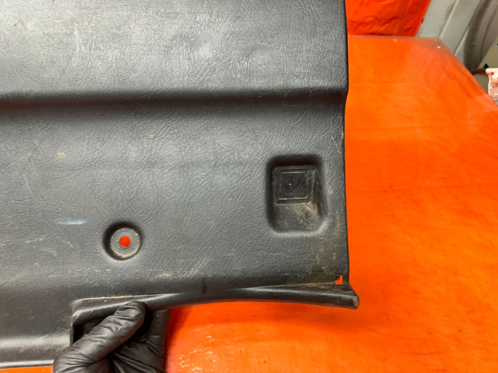 97 01 HONDA PRELUDE 2.2L REAR TRUNK LATCH STRIKER COVER TRIM PLASTIC OEM #3366