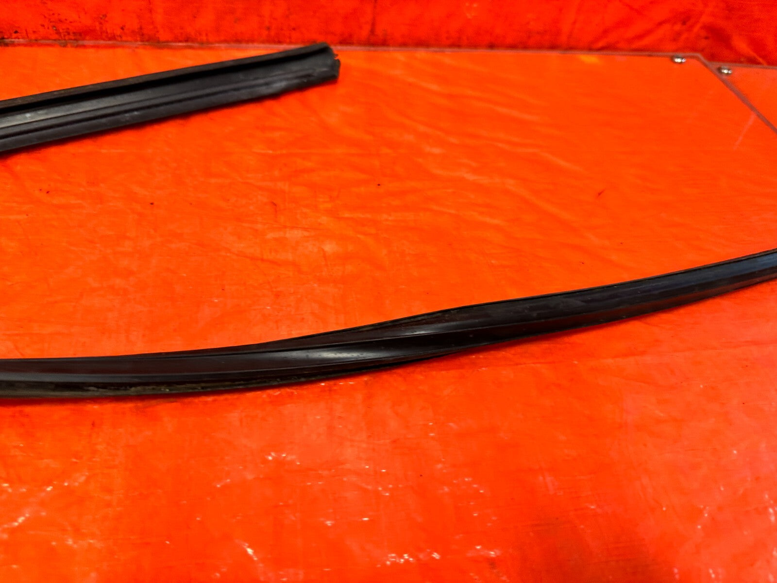 93 97 HONDA DEL SOL   PASSENGER RIGHT FRONT WINDOW GLASS RUN CHANNEL   OEM #2953