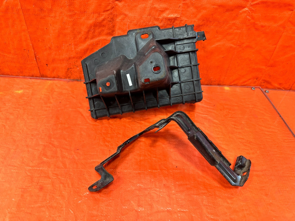 10 16 HYUNDAI GENESIS COUPE 3.8L BATTERY TRAY MOUNTING BRACKET W/ COVER OEM #2991