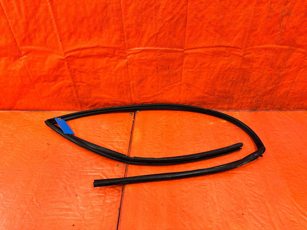 96 00 HONDA CIVIC COUPE   RIGHT WINDOW GLASS DOOR RUN CHANNEL   OEM 3190