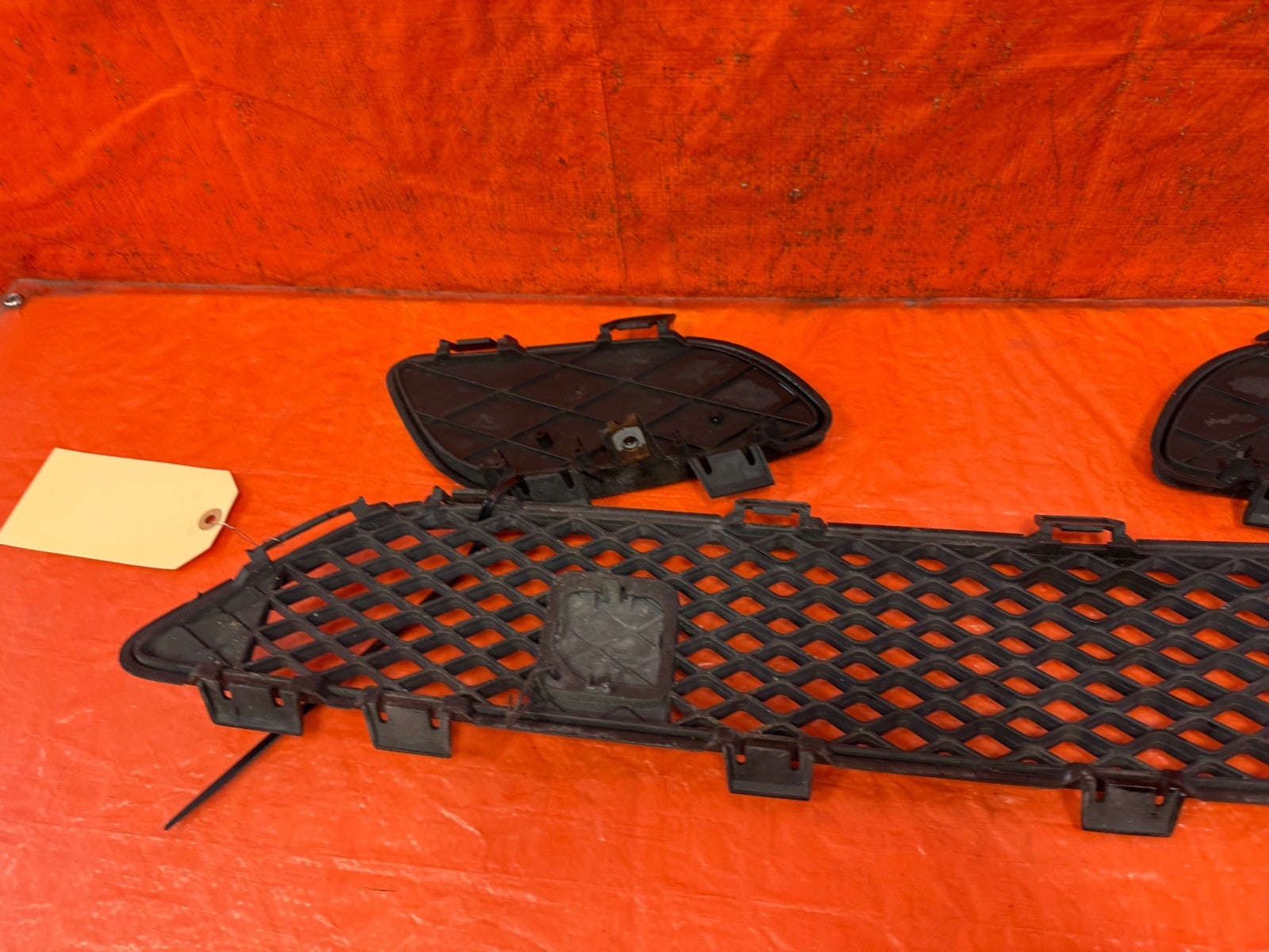 08 10 INFINITI G37 2D COUPE   SPORT MODEL   FRONT BUMPER LOWER GRILLE   OEM 32817