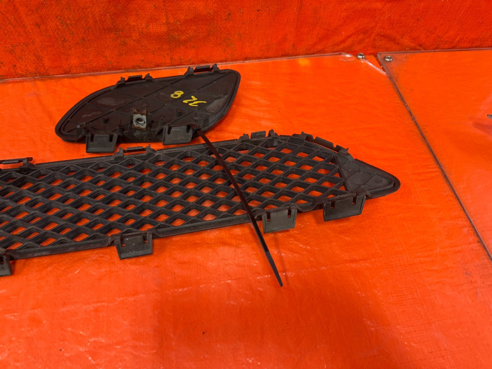 08 10 INFINITI G37 2D COUPE   SPORT MODEL   FRONT BUMPER LOWER GRILLE   OEM 32814