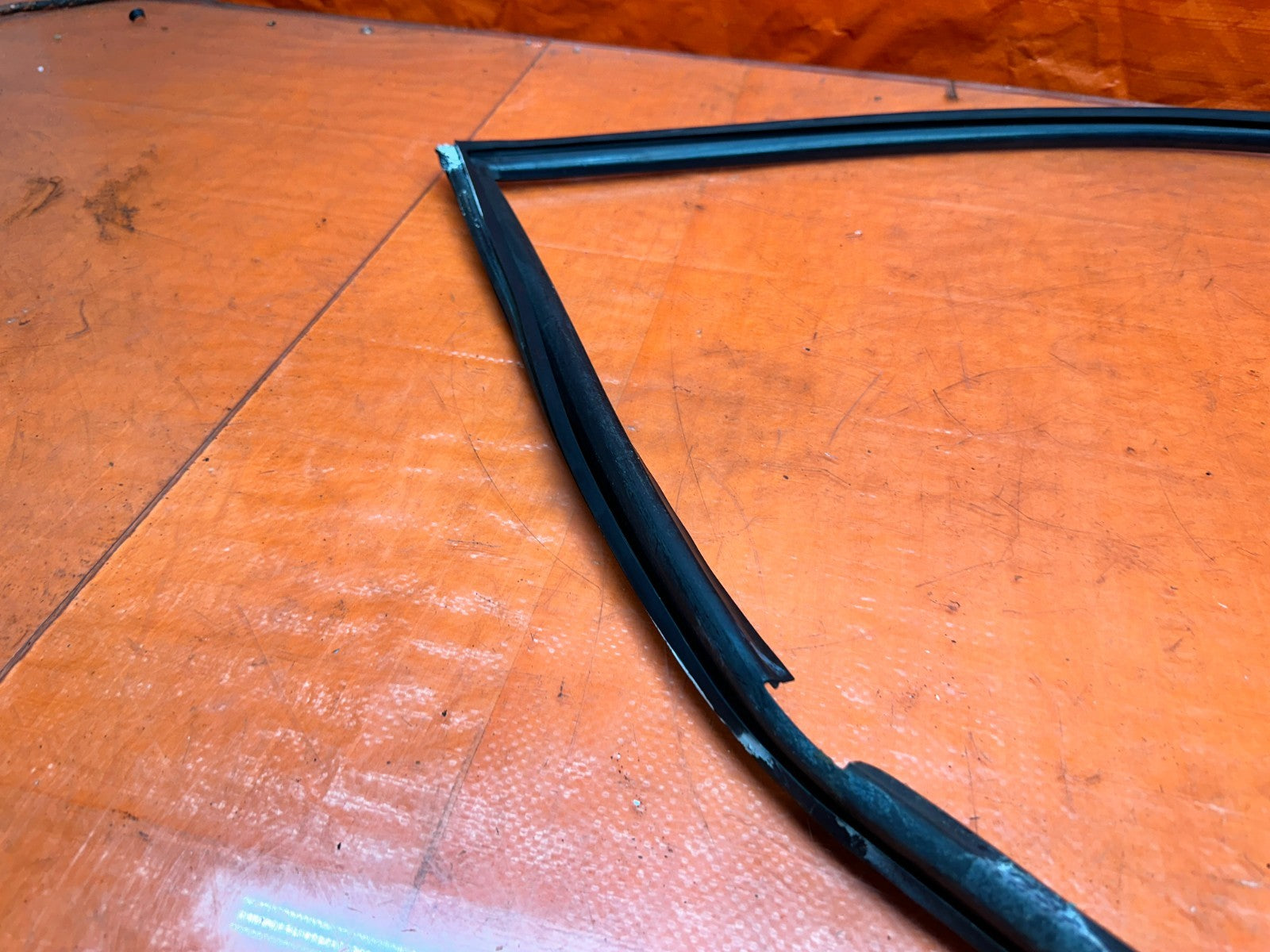92 95 HONDA CIVIC 2D   PASSENGER RIGHT DOOR WINDOW RUN CHANNEL SEAL   OEM #33311