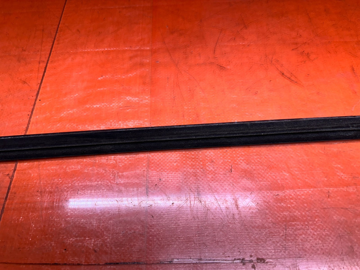 2016-2020 INFINITI Q60 COUPE PASSENGER RIGHT EXTERIOR GLASS TRIM OEM #20Q6010