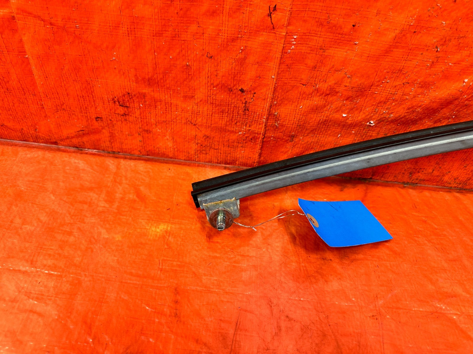 09 15 INFINITI G37 CONVERTIBLE   DRIVER LEFT   DOOR SASH GUIDE TRIANGLE OEM 3107