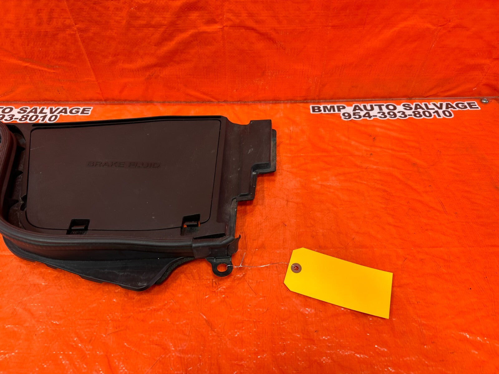 08 15 INFINITI G37 COUPE & CONVERTIBLE   BRAKE FLUID COVER PLASTIC TRIM OEM 2481