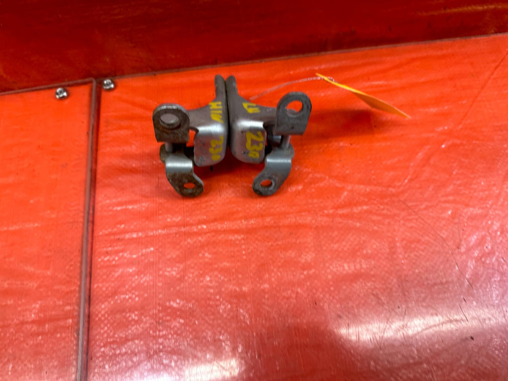 02 05 HONDA CIVIC SI EP3 HATCHBACK DOOR HINGE SET UPPER & LOWER   LEFT   OEM 2305