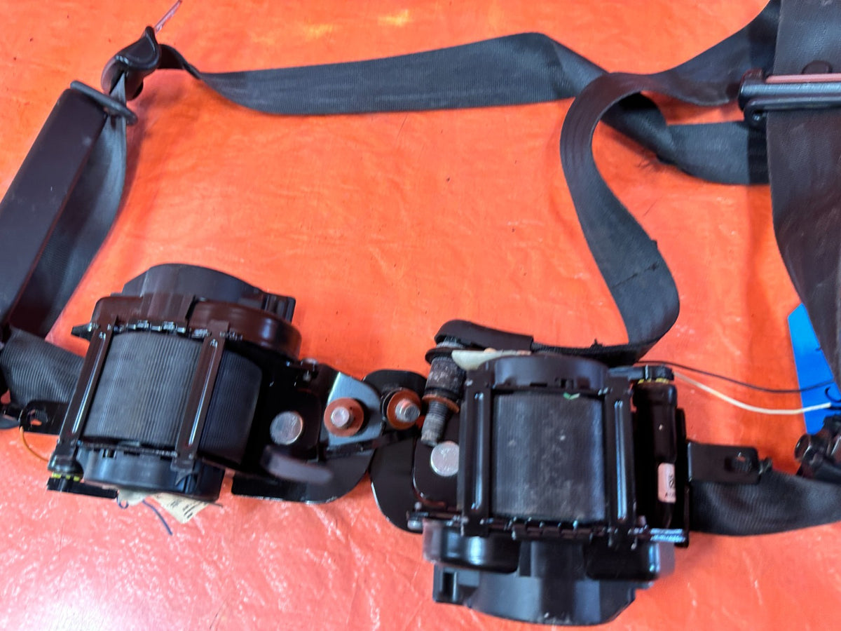 10-16 HYUNDAI GENESIS COUPE - LEFT & RIGHT FRONT SEAT BELTS - BLACK - OEM #3186