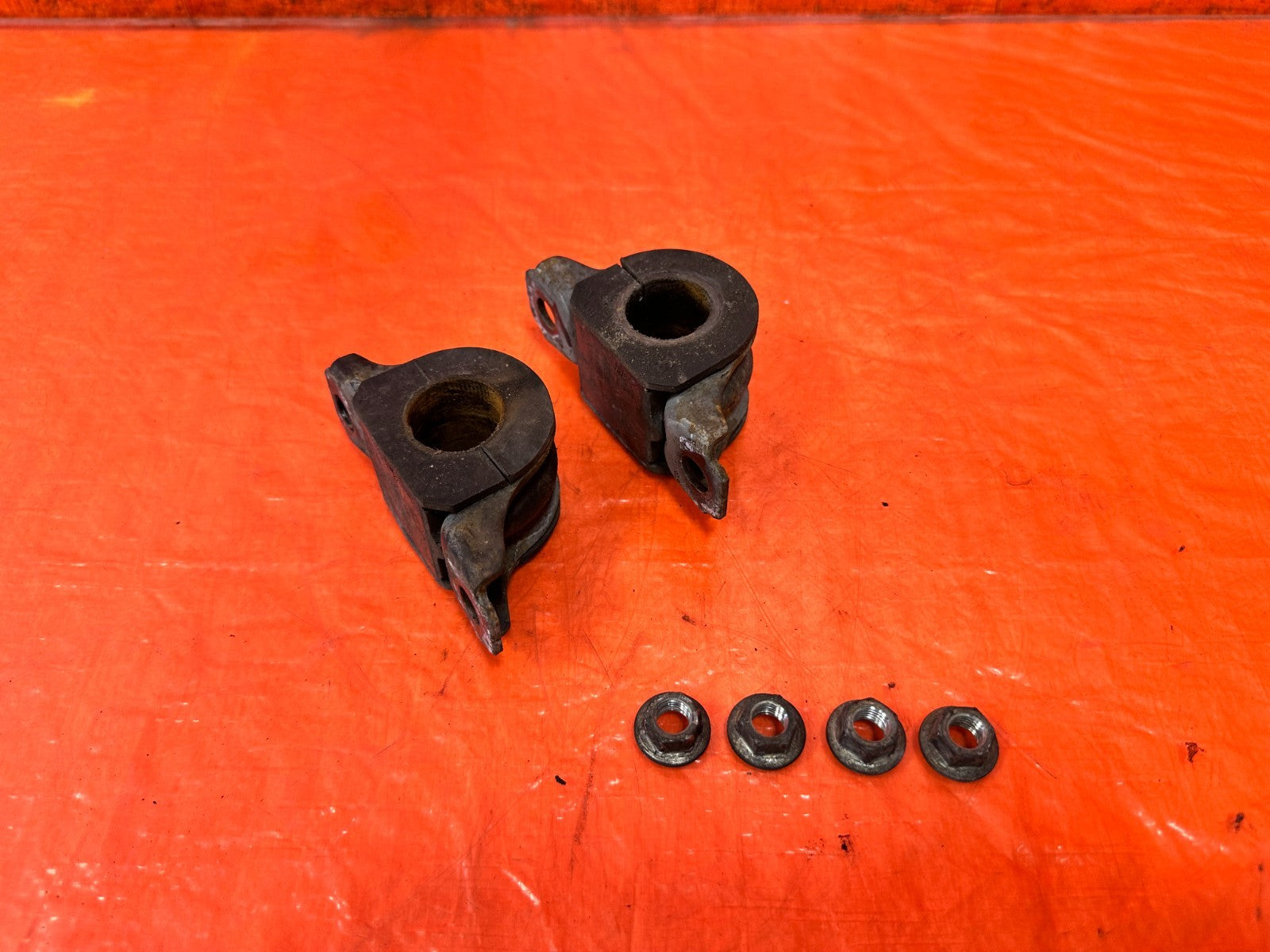08 15 INFINITI G37 Q60   FRONT SWAY BAR MOUNTING BRACKETS LEFT RIGHT OEM #3281