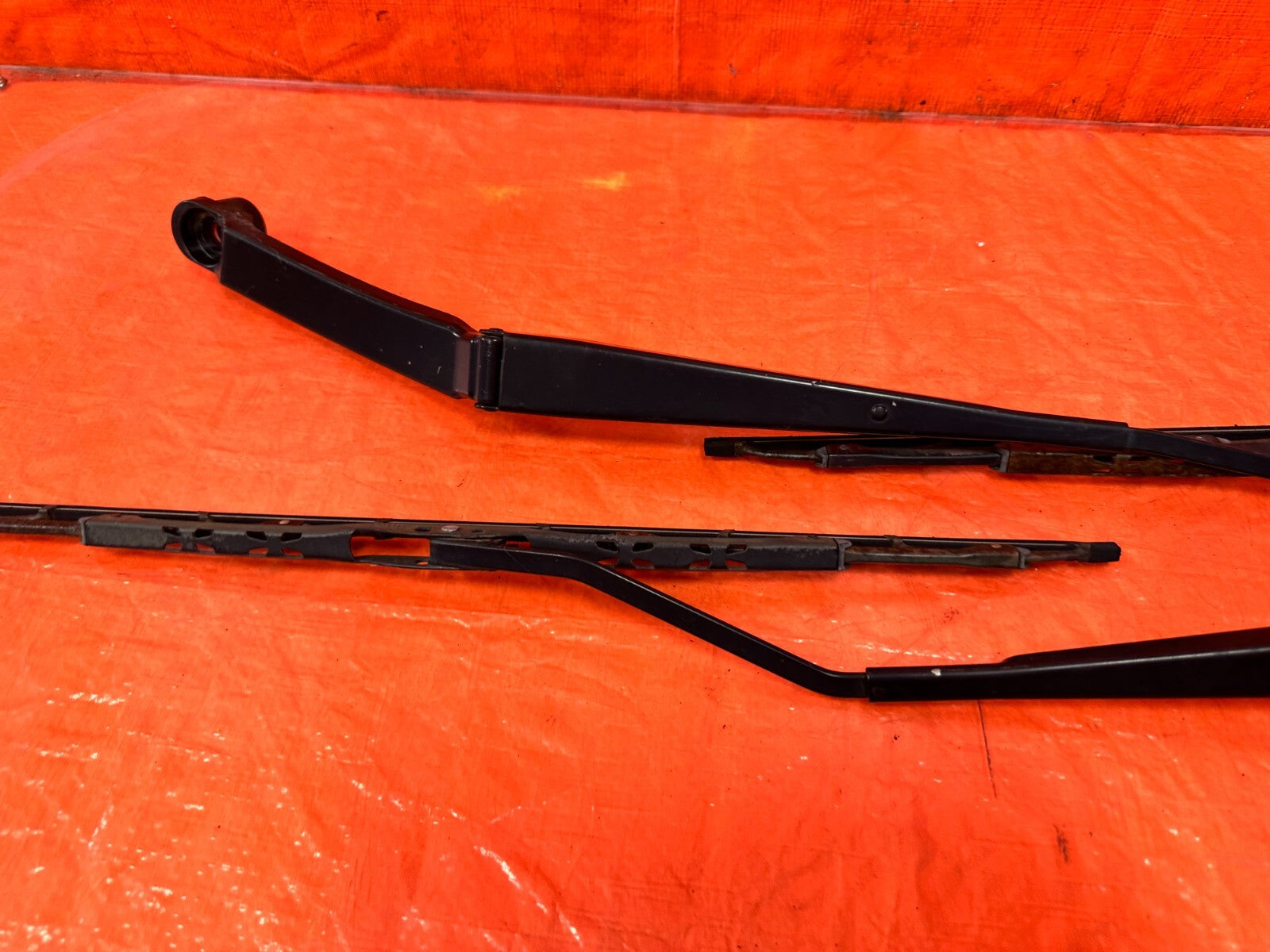 13 24 SUBARU BRZ   LEFT & RIGHT WINDSHIELD WIPER ARMS   OEM FACTORY #2933