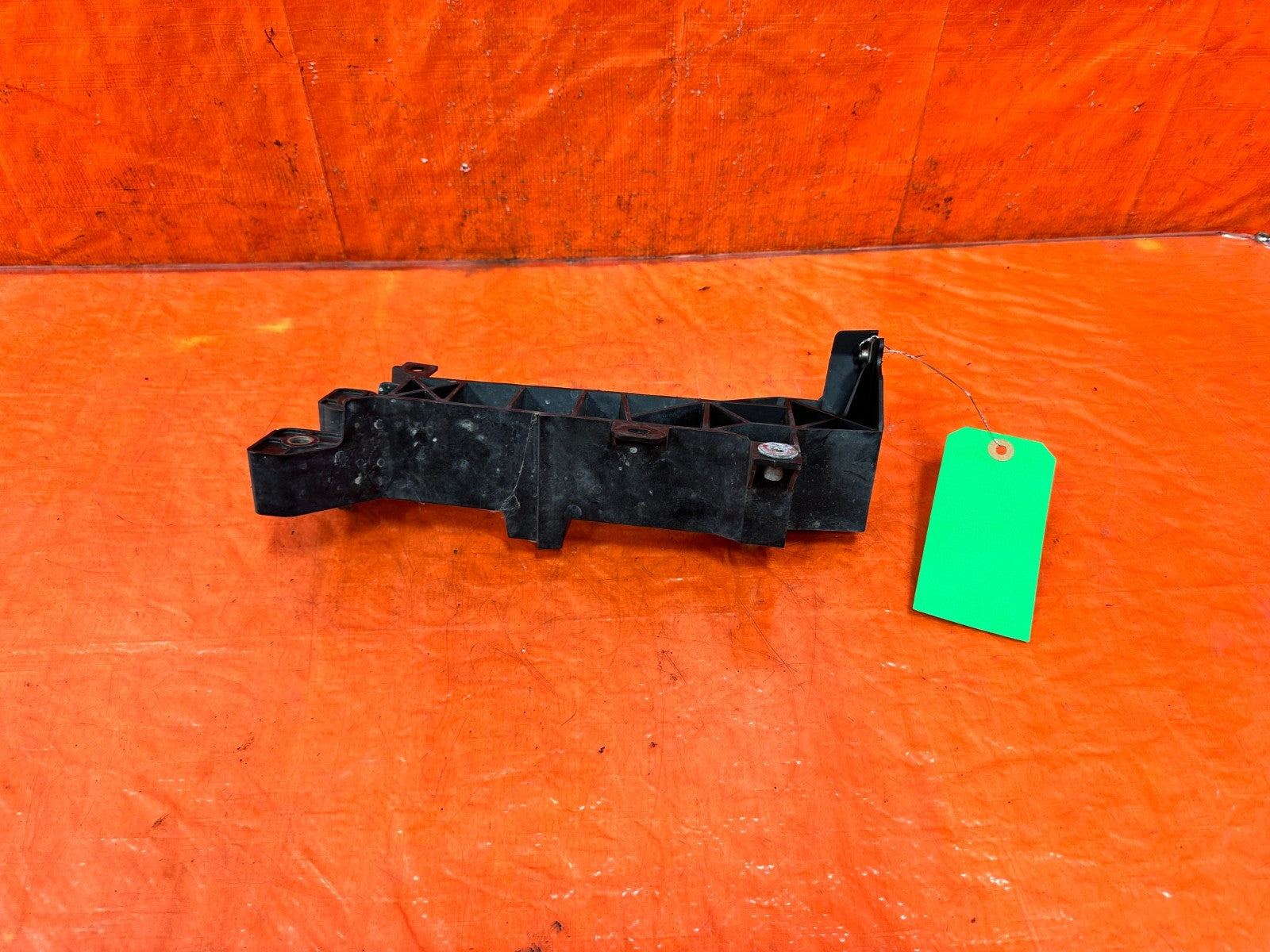 14 15 INFINITI Q50 3.7L PASSENGER RIGHT LOWER HEADLIGHT HEADLAMP BRACKET OEM 3131