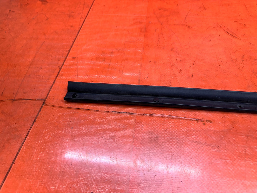 2016-2020 INFINITI Q60 COUPE PASSENGER RIGHT DOOR SUB SEAL RUBBER OEM #20Q607