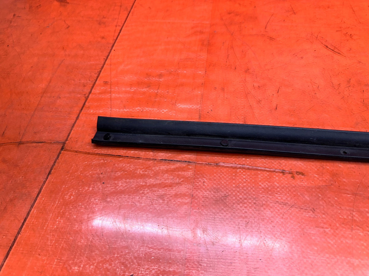 2016-2020 INFINITI Q60 COUPE PASSENGER RIGHT DOOR SUB SEAL RUBBER OEM #20Q607