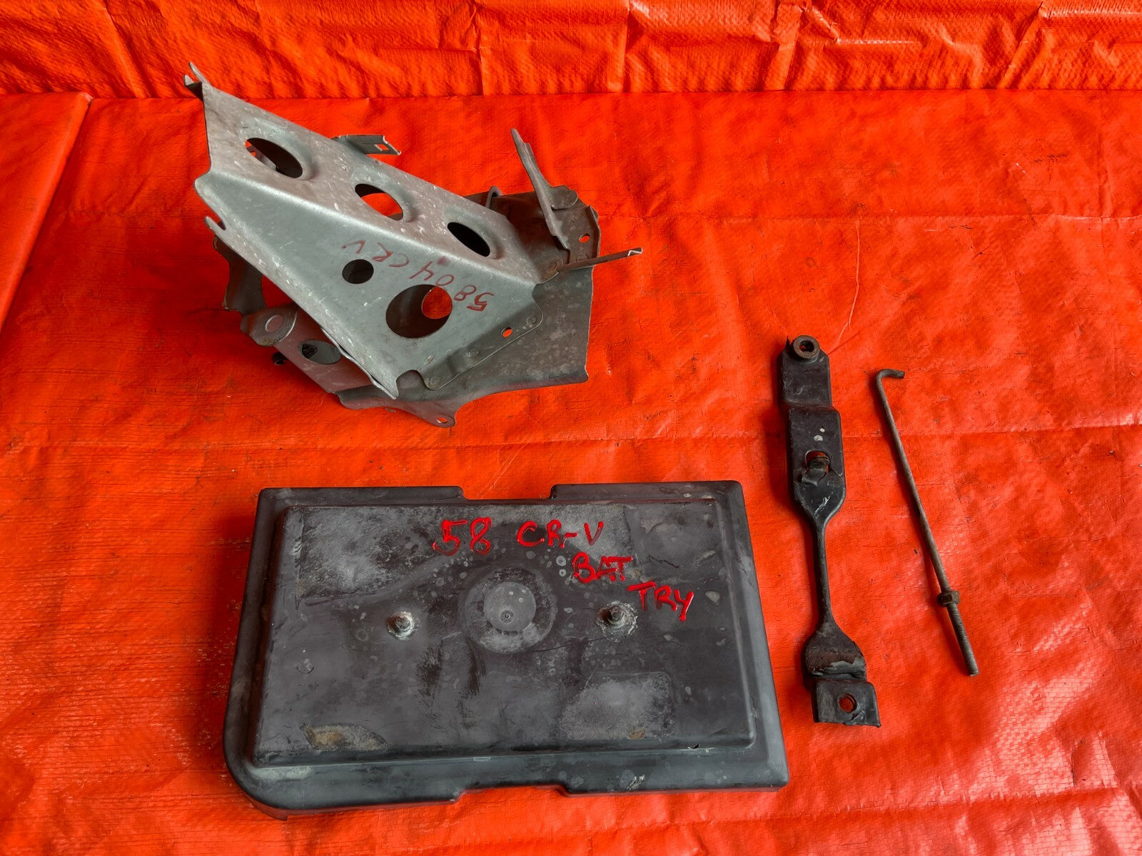 02 06 HONDA CR V CRV BATTERY TRAY BRACKET W/ TIE DOWN AND MOUNTING HARDWARE OEM7
