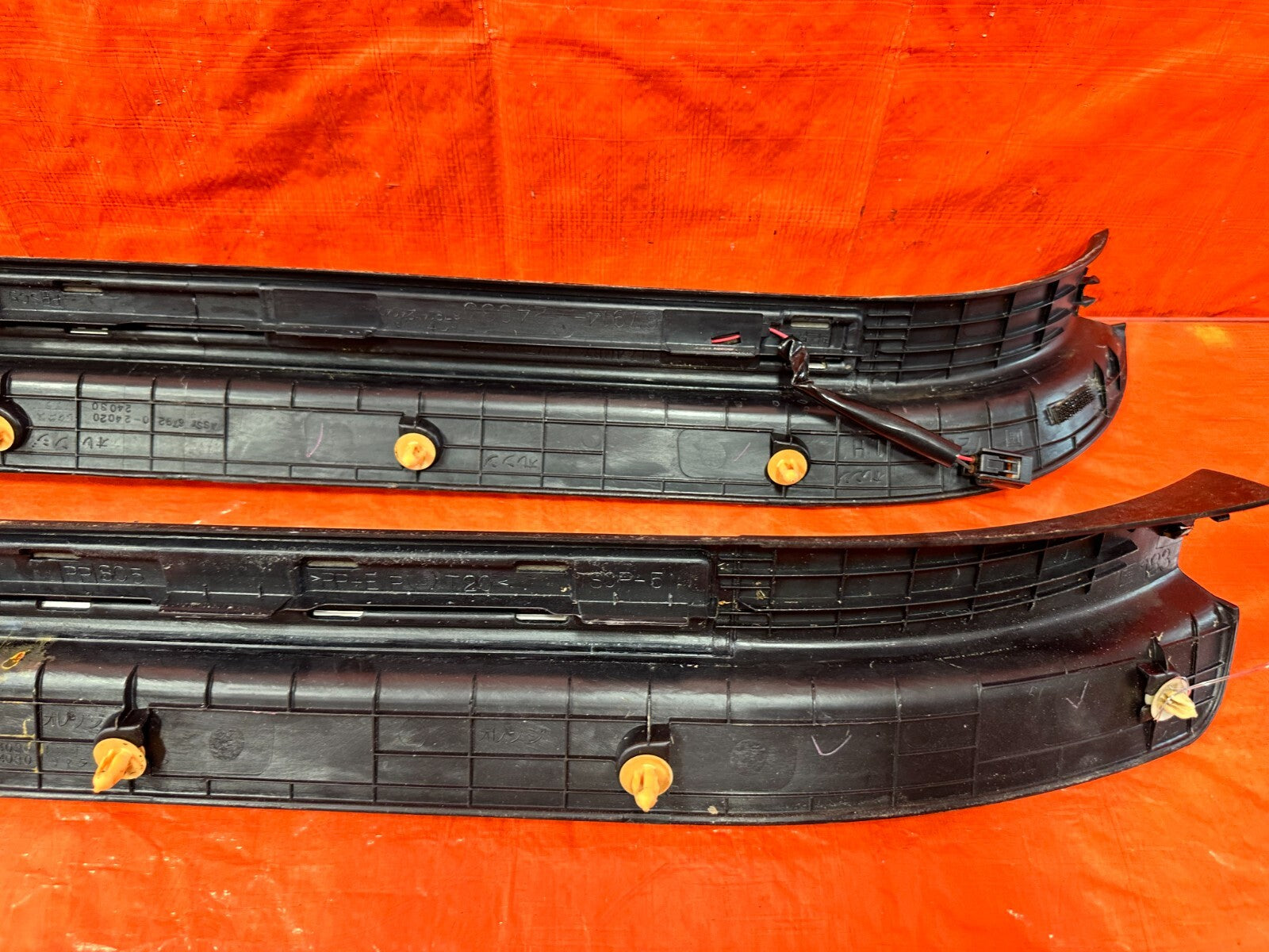 02 05 LEXUS SC430   LEFT AND RIGHT FLOOR PILLARS SCUFF PLATE SET   BLACK OEM 2887