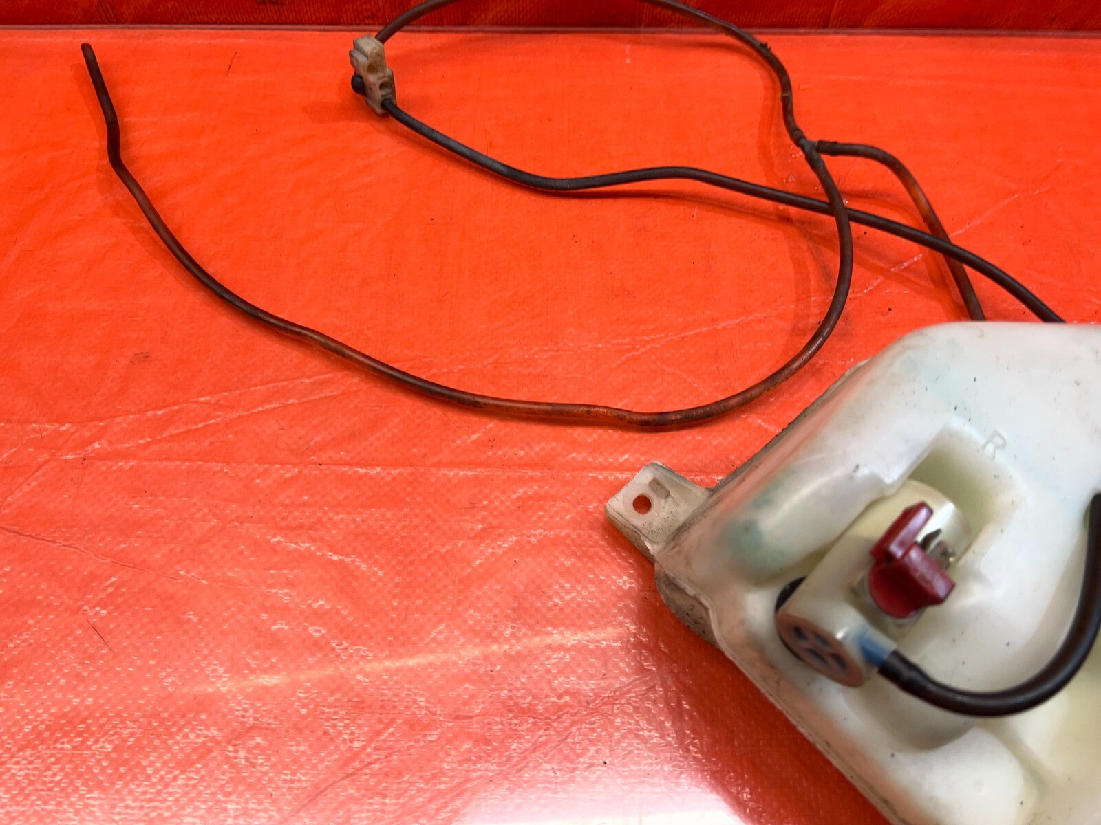 94 96 ACURA INTEGRA SEDAN WINDSHIELD WIPER RESERVOIR TANK W/ MOTOR & LINES #1599