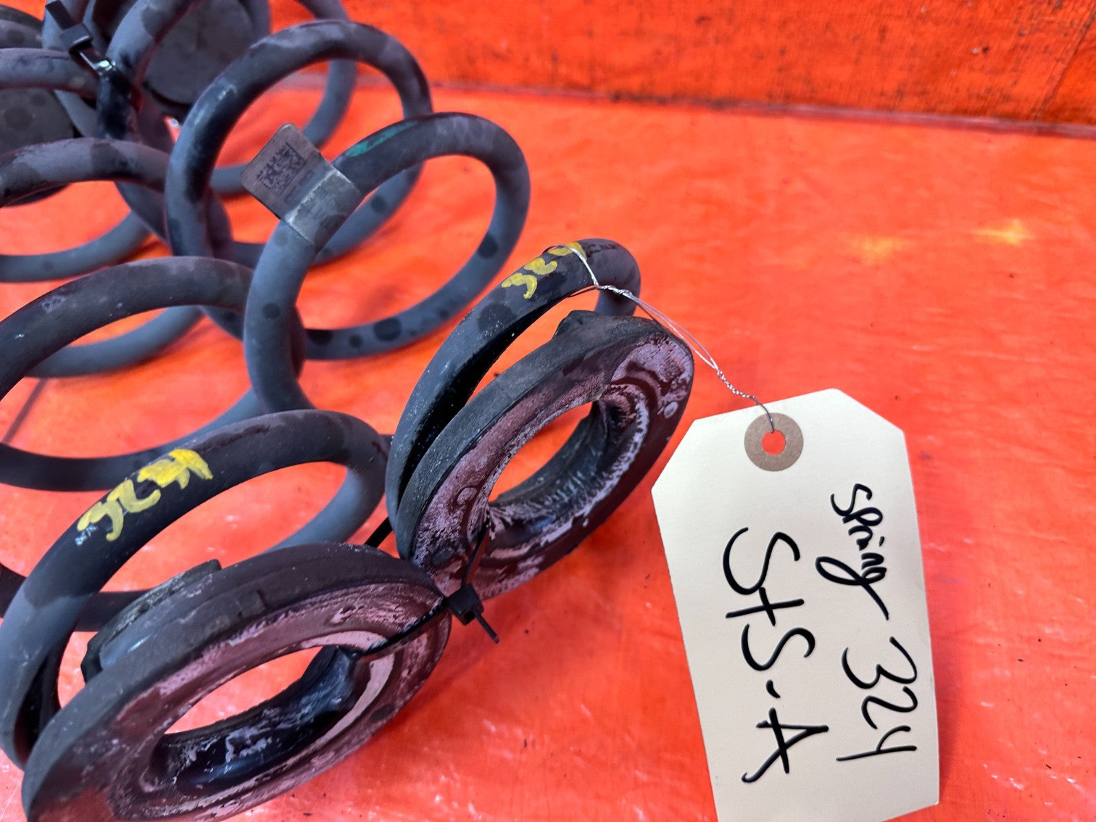18 22 HONDA ACCORD   LEFT AND RIGHT REAR SPRINGS WITH RUBBER GASKETS OEM 3246