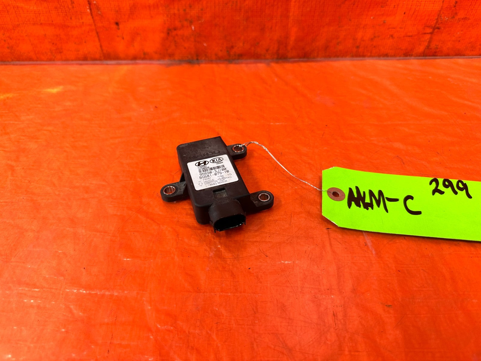 2013 13  HYUNDAI GENESIS COUPE TRACK   YAW RATE SENSOR / YAW SENSOR 95690 3J1001