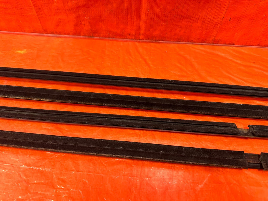 06 11 CIVIC 4D SEDAN   EXTERIOR DOOR WINDOW GLASS TRIM SET LEFT RIGHT   OEM #2829