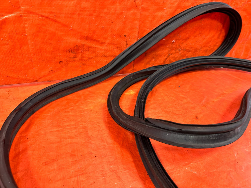 94 01 ACURA INTEGRA 2D TAIL GATE TRUNK HATCH LATCH WEATHER TRIM STRIP MOLDING 0911