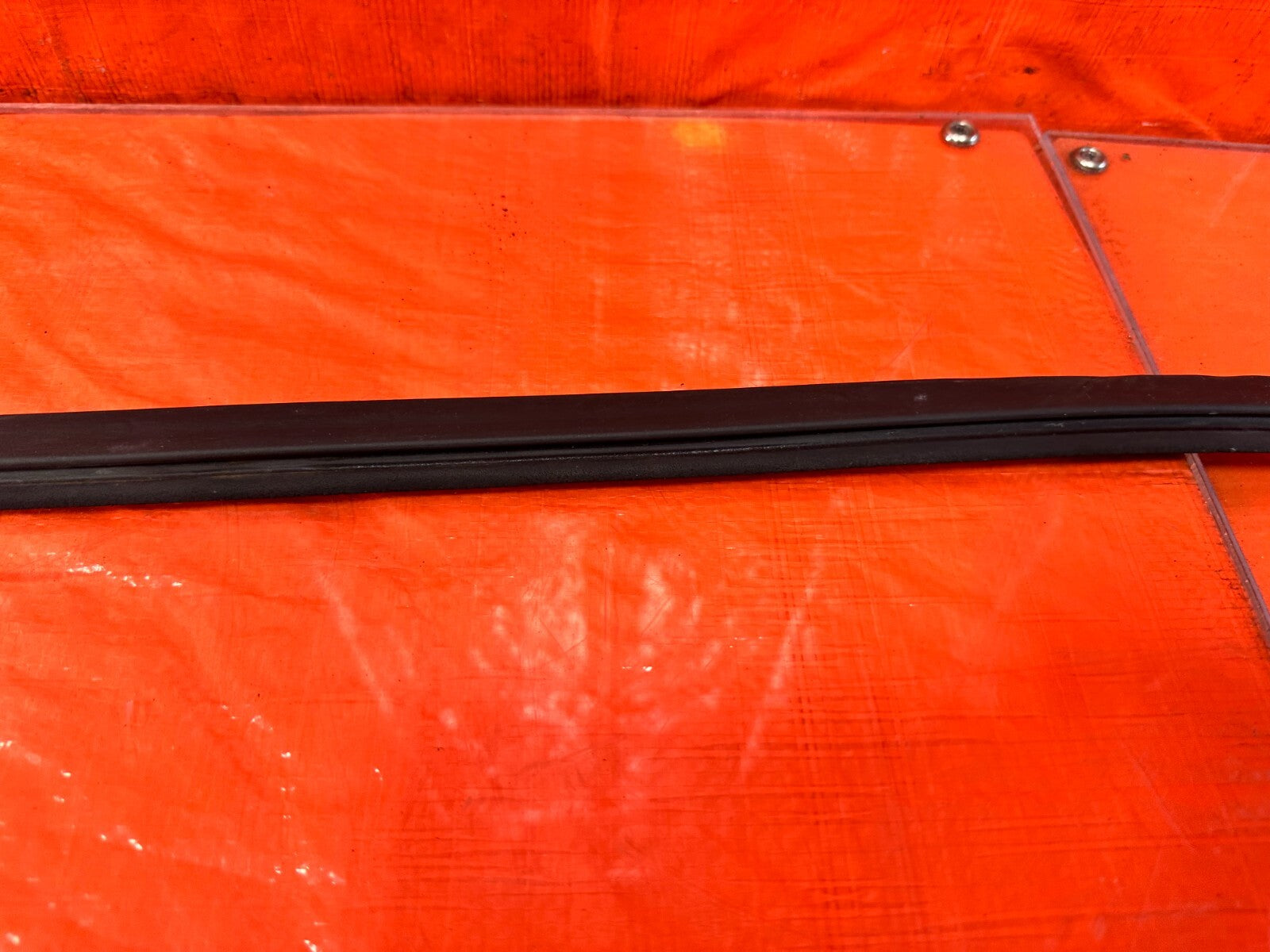 88 89 HONDA CRX   DRIVER LEFT UPPER TOP OF THE DOOR WEATHER STRIP OEM #27711