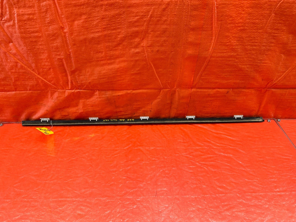 02 05 HONDA CIVIC SI EP3 HATCH   RIGHT FRONT EXTERIOR WINDOW GLASS TRIM OEM #2305
