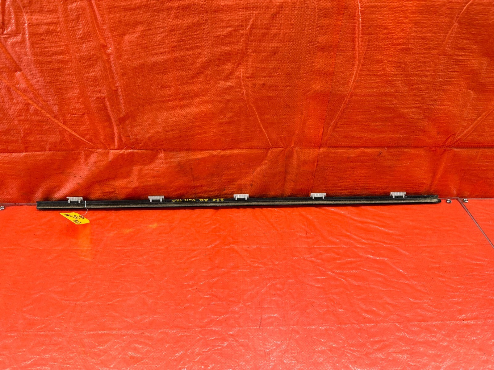 02 05 HONDA CIVIC SI EP3 HATCH   RIGHT FRONT EXTERIOR WINDOW GLASS TRIM OEM #2305