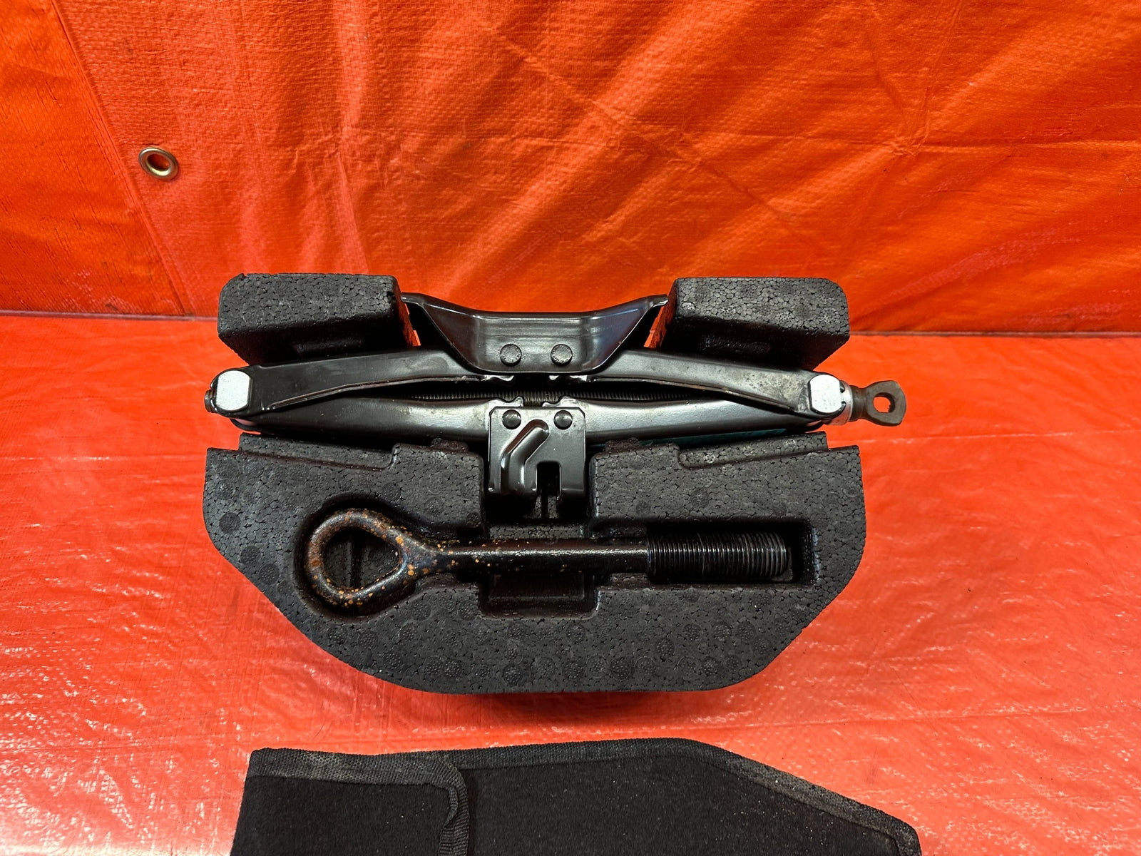 13 16 HYUNDAI GENESIS COUPE   SPARE TIRE TOOL KIT W/ SCISSOR JACK & ALL OEM #2198
